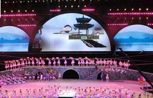 第八屆殘運會P16地板屏P12.5彩幕案例