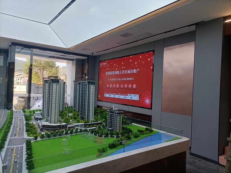 如今，在劍閣萬君佳城房地產(chǎn)售樓處，P2室內(nèi)LED顯示屏憑借優(yōu)越的可視性和強烈的視覺沖擊力，成為售樓處宣傳的得力助手。